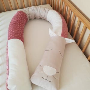 ,,ZOLICA Állatfejes hengerpárna / rácsvédő CICA - Szürke, fehér, sötétmályva - otthon & életmód - babaszoba, gyerekszoba - rácsvédő & baldachin - Meska.hu