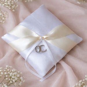 Gyűrűpárna - ekrü díszítéssel, Esküvő, Kiegészítők, Gyűrűtartó & Gyűrűpárna, Varrás, MESKA