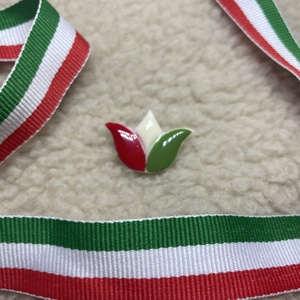 Tulipános kitűző, nemzeti színekkel - Meska.hu