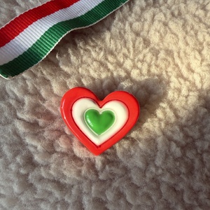Szivecskés kitűző, nemzeti színekkel - ékszer - kitűző és bross - Meska.hu