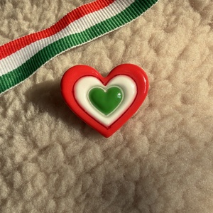 Szivecskés kitűző, nemzeti színekkel, Ékszer, Kitűző és Bross, , MESKA