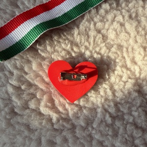 Szivecskés kitűző, nemzeti színekkel - ékszer - kitűző és bross - Meska.hu