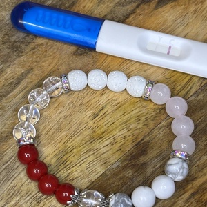 TERMÉKENYSÉG - Howlit  Fehér lávakő  Rózsakvarc  Vöröskorall  Hegyi kristály karkötő - ékszer - karkötő - ásványkarkötő - Meska.hu