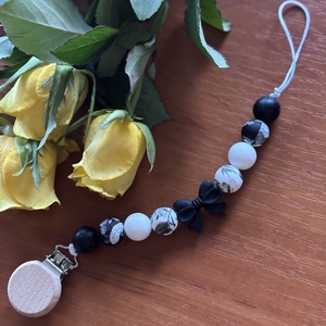 Fekete-fehér szilikon cumilánc  stílusos és biztonságos baba kiegészítő, Játék & Sport, 3 éves kor alattiaknak, Cumilánc, Ékszerkészítés, MESKA