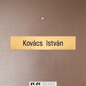 Névtábla plakett ajtóra postaládára íróasztalra arany színű gravírozott jelölőtábla egyedi névvel szöveggel gravírozva - otthon & életmód - dekoráció - ajtó- és ablak dekoráció - ajtótábla - Meska.hu