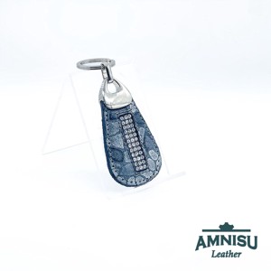 Szürke mintás csepp alakú swarovski köves kulcstartó H8010 - Meska.hu