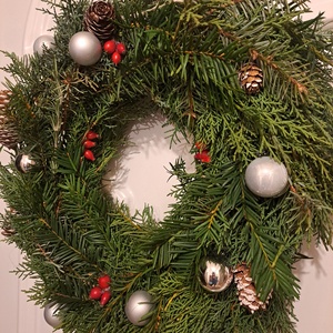 Koszorú - ajtódísz -ezüst - karácsony - karácsonyi lakásdekoráció - karácsonyi ajtódíszek - Meska.hu