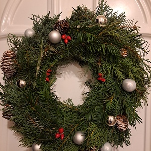 Koszorú - ajtódísz -ezüst - karácsony - karácsonyi lakásdekoráció - karácsonyi ajtódíszek - Meska.hu