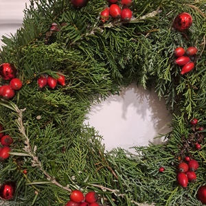 Koszorú - ajtódísz piros, Karácsony, Karácsonyi lakásdekoráció, Karácsonyi ajtódíszek, Virágkötés, MESKA