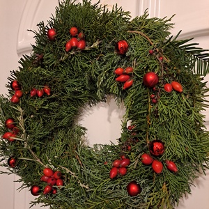 Koszorú - ajtódísz piros - karácsony - karácsonyi lakásdekoráció - karácsonyi ajtódíszek - Meska.hu