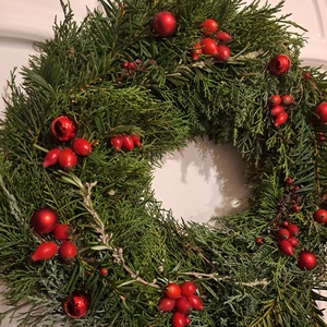 Koszorú - ajtódísz piros - karácsony - karácsonyi lakásdekoráció - karácsonyi ajtódíszek - Meska.hu