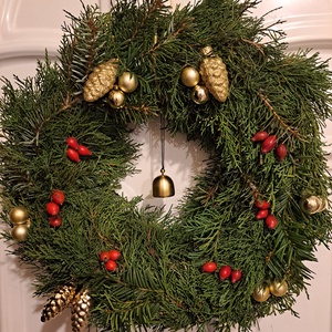 Koszorú - ajtódísz élő növényes arany, Karácsony, Karácsonyi lakásdekoráció, Karácsonyi ajtódíszek, Virágkötés, MESKA