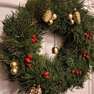 Koszorú - ajtódísz élő növényes arany - karácsony - karácsonyi lakásdekoráció - karácsonyi ajtódíszek - Meska.hu