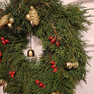 Koszorú - ajtódísz élő növényes arany - karácsony - karácsonyi lakásdekoráció - karácsonyi ajtódíszek - Meska.hu