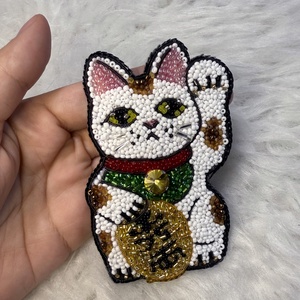 Maneki neko bross, Ékszer, Kitűző és Bross, Kitűző, Gyöngyfűzés, gyöngyhímzés, MESKA