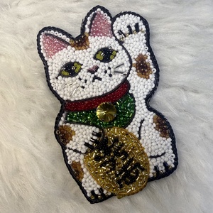 Maneki neko bross - ékszer - kitűző és bross - kitűző - Meska.hu