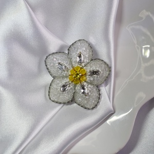 Jégvirág bross, Ékszer, Kitűző és Bross, Kitűző, Gyöngyfűzés, gyöngyhímzés, MESKA
