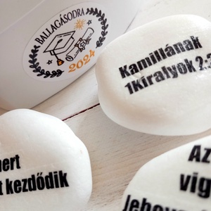 Ballagási stílusos lány pénzátadó,motivációs kövecskével. - otthon & életmód - dekoráció - asztal és polc dekoráció - asztaldísz - Meska.hu