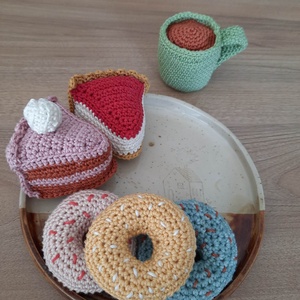 Pasztell horgolt sajttorta kávéval - játék & sport - szerepjáték - Meska.hu