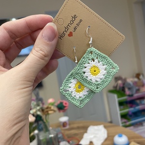 Virágmintás horgolt fülbevaló - ékszer - fülbevaló - lógó fülbevaló - Meska.hu