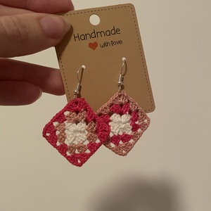 Horgolt nagyi kocka fülbevaló � romantikus rózsaszín árnyalatok - ékszer - fülbevaló - lógó fülbevaló - Meska.hu