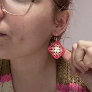 Horgolt nagyi kocka fülbevaló � romantikus rózsaszín árnyalatok - ékszer - fülbevaló - lógó fülbevaló - Meska.hu