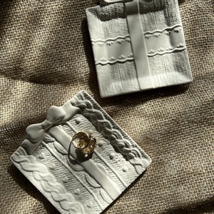 Kötött pulcsis masnis tálca, Otthon & Életmód, Dekoráció, Dísztárgy, Mindenmás, MESKA