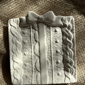 Kötött pulcsis masnis tálca - otthon & életmód - dekoráció - dísztárgy - Meska.hu