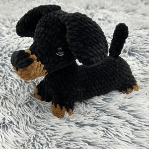 Horgolt tacskó plüss - játék & sport - plüssállat & játékfigura - kutya - Meska.hu