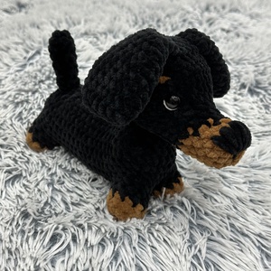 Horgolt tacskó plüss - játék & sport - plüssállat & játékfigura - kutya - Meska.hu