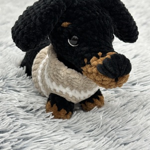 Horgolt tacskó plüss - játék & sport - plüssállat & játékfigura - kutya - Meska.hu