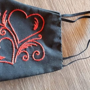 Kézzel hímzett, egyedi motívummal díszített maszk  - női - női - Meska.hu