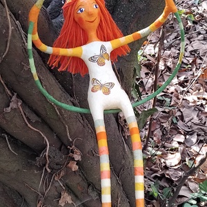 Pillangós ruhás hintás lány - Meska.hu