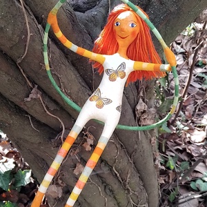 Pillangós ruhás hintás lány - otthon & életmód - dekoráció - fali és függő dekoráció - függődísz - Meska.hu