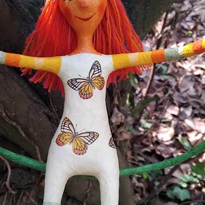 Pillangós ruhás hintás lány - otthon & életmód - dekoráció - fali és függő dekoráció - függődísz - Meska.hu