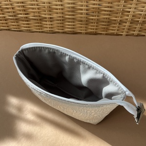 Ezüst, krokodilbőr mintájú sminkes neszesszer táska - táska & tok - neszesszer - Meska.hu