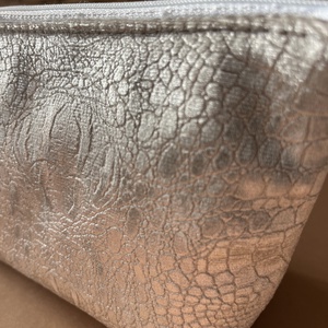 Ezüst, krokodilbőr mintájú sminkes neszesszer táska - táska & tok - neszesszer - Meska.hu