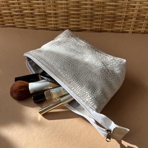 Ezüst, krokodilbőr mintájú sminkes neszesszer táska - táska & tok - neszesszer - Meska.hu