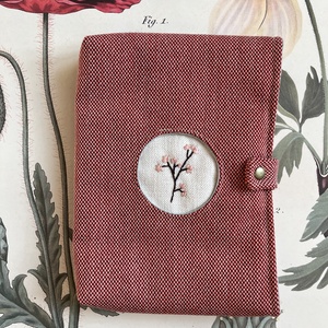 Piros gyapjú könyvtok hímzett középpel, Könyv & Zene, Könyvtok, Varrás, Hímzés, MESKA