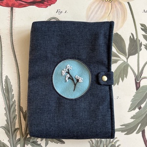 Kék könyvtok hímzett középpel, Könyv & Zene, Könyvtok, Varrás, Hímzés, MESKA