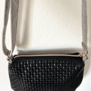 Fekete, valódi bőr cross body táska - táska & tok - kézitáska & válltáska - vállon átvethető táska - Meska.hu