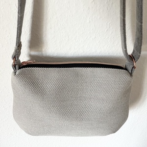 Szürke, valódi gyapjú cross body táska - táska & tok - kézitáska & válltáska - vállon átvethető táska - Meska.hu
