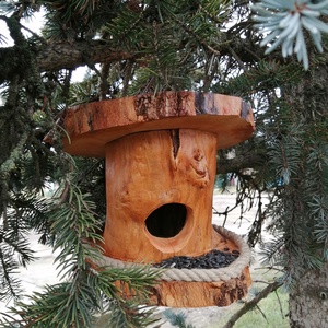 Csomoros nyárfa törzsből készített madáretető és odú stilizált vaddisznó fej díszítéssel - otthon & lakás - ház & kert - madáretető & itató - Meska.hu