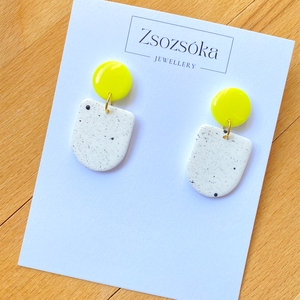 Neon and white spotted Geometric, Ékszer, Fülbevaló, Lógó fülbevaló, Gyurma, MESKA