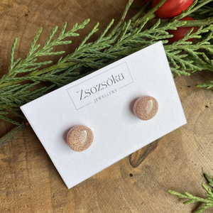 Beige Christmas Dots, Ékszer, Fülbevaló, Lógó fülbevaló, Gyurma, Süthető gyurmából készült bedugós fülbevaló felületén UV gyanta bevonattal és nemesacél fülbevaló a..., MESKA