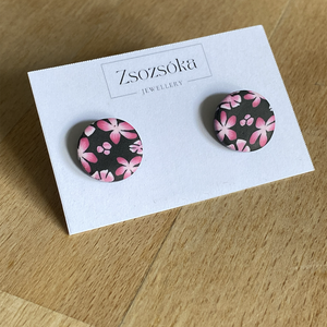 Black with pink flowers pötty fülbevaló, Ékszer, Fülbevaló, Pötty fülbevaló, Gyurma, MESKA