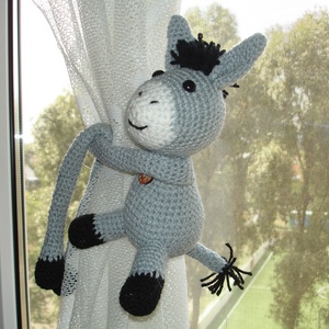 Függöny összekötő - függönyfogó horgolt játékfigura csacsi - otthon & életmód - lakástextil - függöny és kiegészítő - Meska.hu