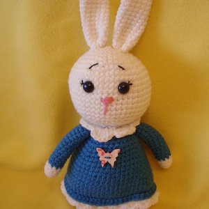 Nyuszi kék ruhában horgolt figura, Játék & Sport, Plüssállat & Játékfigura, Nyuszi, Horgolás, MESKA