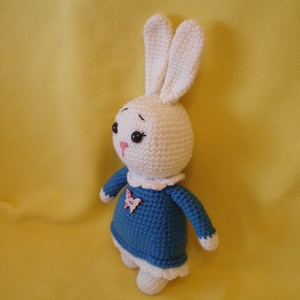 Nyuszi kék ruhában horgolt figura - játék & sport - plüssállat & játékfigura - nyuszi - Meska.hu