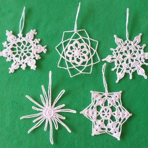 Horgolt Karácsonyi hópelyhek 5 db/garnitúra - karácsony - karácsonyi lakásdekoráció - karácsonyfadíszek - Meska.hu